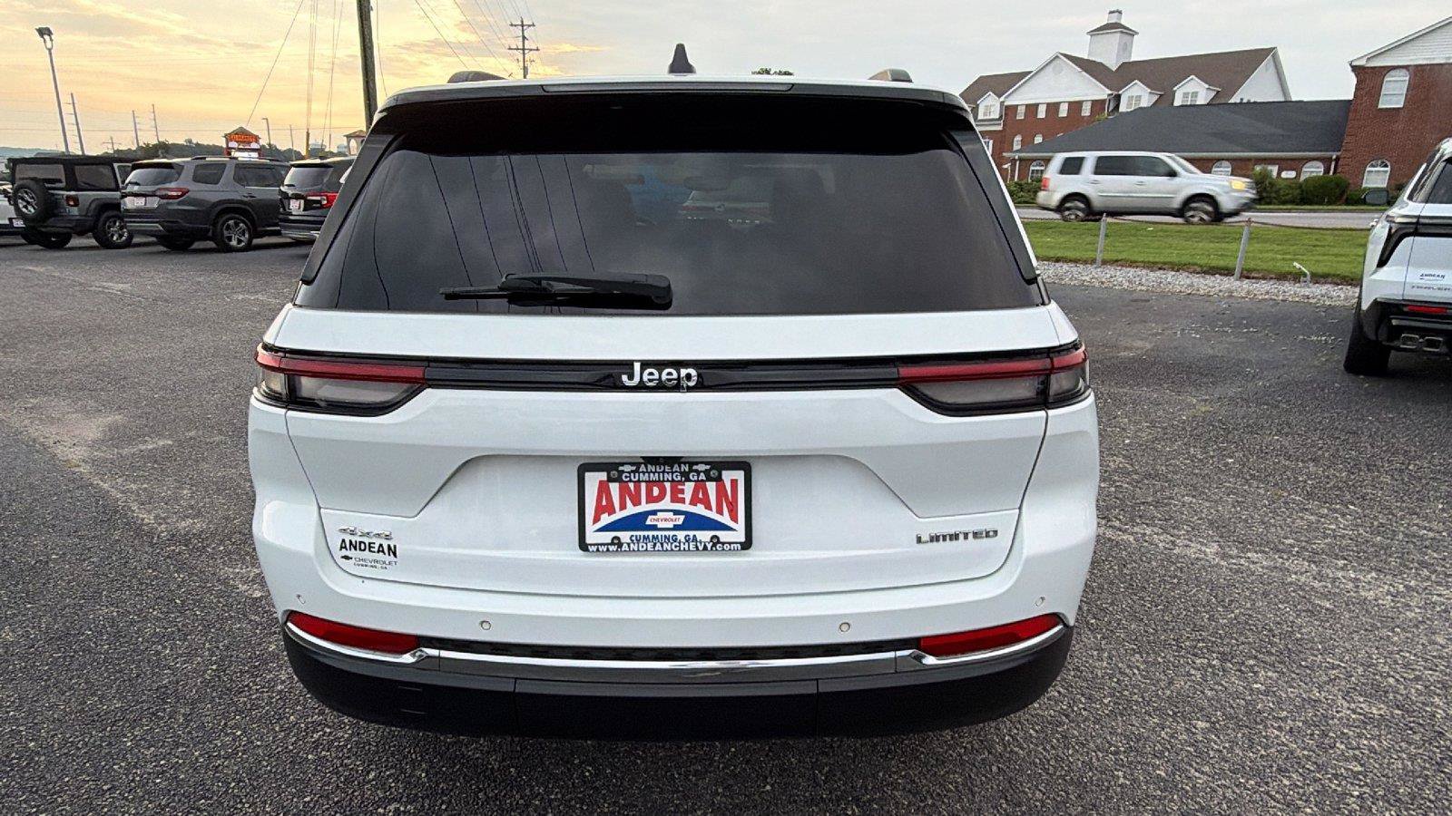 Used 2023 Jeep Grand Cherokee Limited AWD/4WD image 9