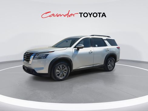Used 2025 Nissan Pathfinder SV image 4