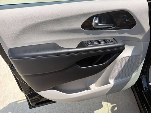 Used 2023 Chrysler Pacifica Limited FWD image 10