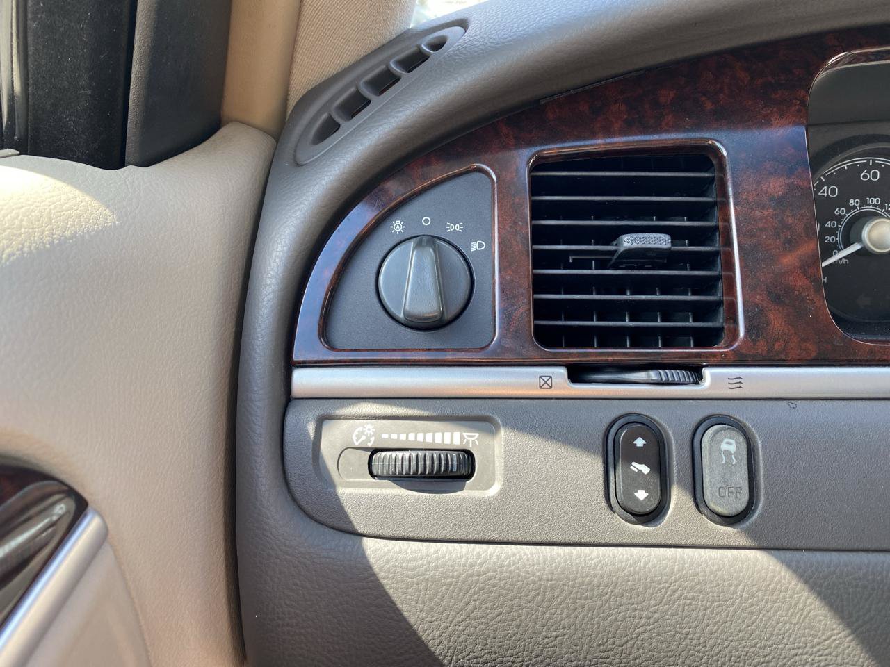 Used 2011 Lincoln Town Car Signature Limited RWD image 20
