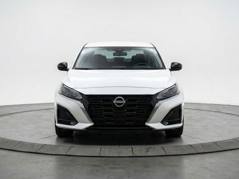 Used 2025 Nissan Altima 2.5 SV FWD image 2