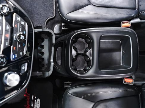 Used 2025 Chrysler Pacifica Select FWD image 18