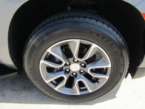 Used 2021 Chevrolet Suburban LT w/ Luxury Package RWD image 7