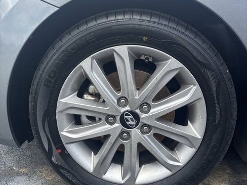 Used 2015 Hyundai Elantra SE w/ Option Group 02 FWD image 11