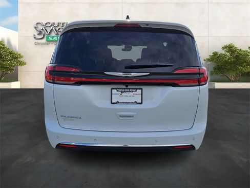 New 2026 Chrysler Pacifica Select image 4