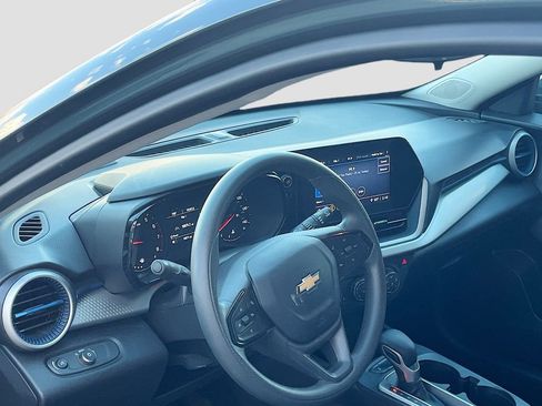 Used 2025 Chevrolet Trax LS w/ LS Convenience Package FWD image 9