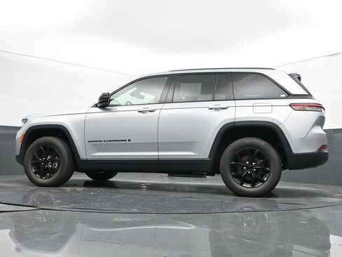 Used 2024 Jeep Grand Cherokee Altitude image 48