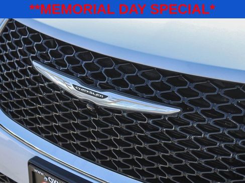 Used 2023 Chrysler Pacifica Limited FWD image 9