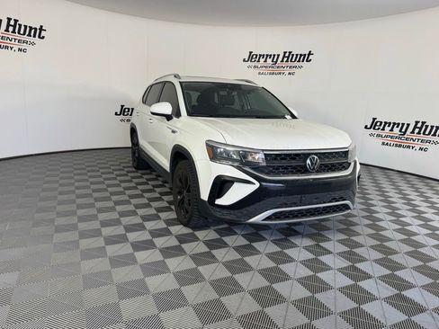 Used 2022 Volkswagen Taos SE w/ Panoramic Sunroof Package image 7