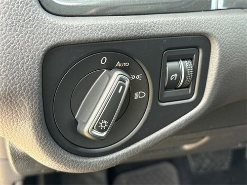 Used 2020 Volkswagen Golf 4-Door image 23