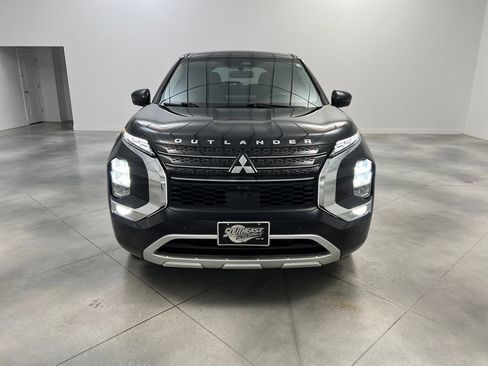 Used 2023 Mitsubishi Outlander SE image 2