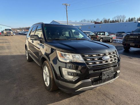 Used 2017 Ford Explorer XLT w/ Equipment Group 201A image 4