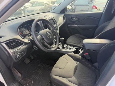 Used 2019 Jeep Cherokee Latitude w/ Popular Appearance Group FWD image 13