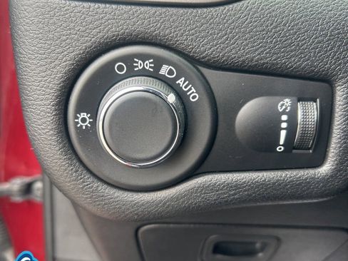 Used 2020 Jeep Cherokee Latitude AWD/4WD image 18