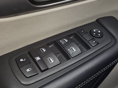 Used 2023 Chrysler Pacifica Touring-L FWD image 25