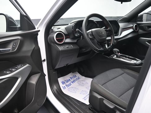 Certified 2025 Chevrolet Trax RS w/ Sunroof Package FWD image 9