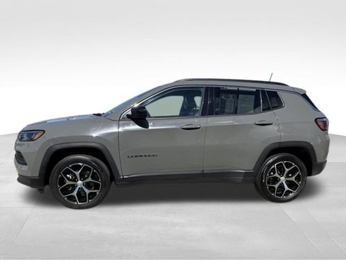 Used 2024 Jeep Compass Latitude AWD/4WD image 12