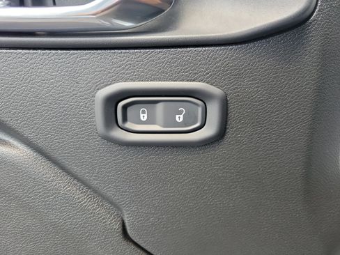 Used 2025 Jeep Wrangler Unlimited Sport AWD/4WD image 18