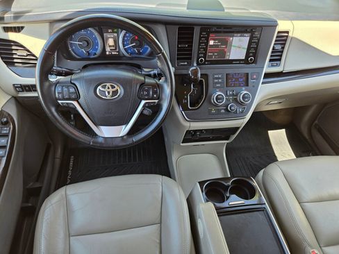 Used 2018 Toyota Sienna XLE Premium AWD/4WD image 12