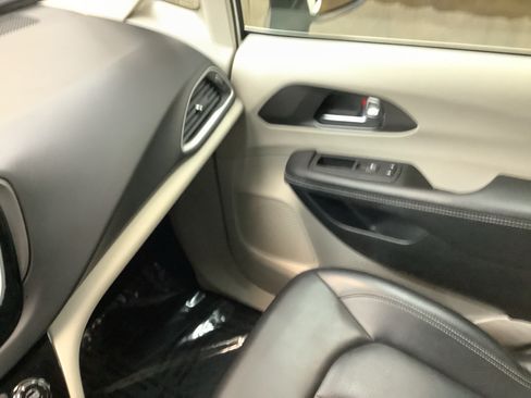 Used 2023 Chrysler Pacifica Touring-L FWD image 20
