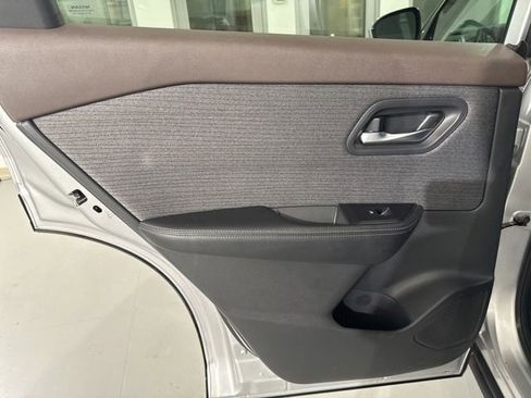 Used 2023 Nissan Rogue SV AWD/4WD image 16