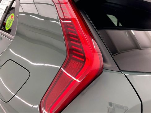 Used 2023 Kia Niro EX image 29