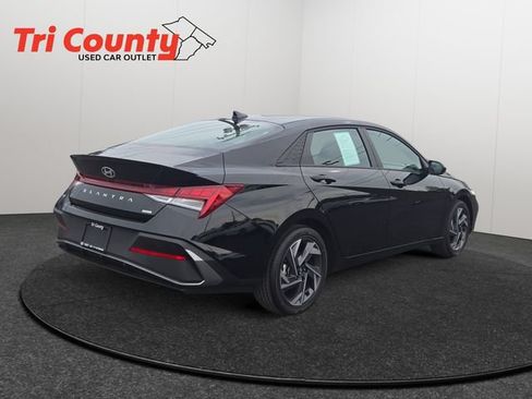 Used 2025 Hyundai Elantra SEL FWD image 8