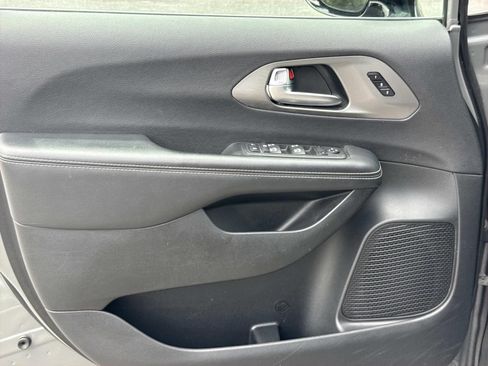 Used 2025 Chrysler Pacifica Select FWD image 23
