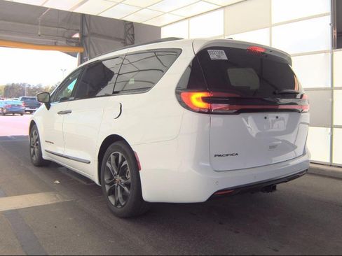 Used 2024 Chrysler Pacifica Touring-L w/ Road Tripper Package FWD image 6