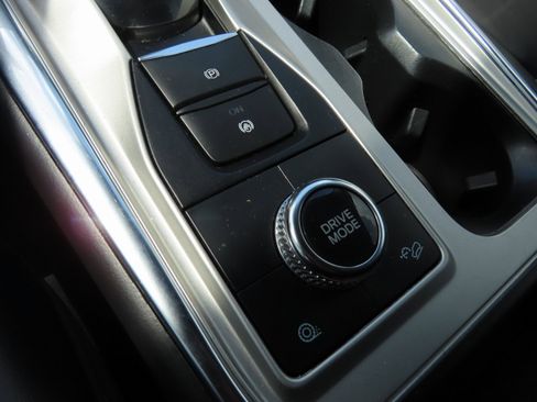 Used 2022 Ford Explorer XLT w/ Equipment Group 202A image 28