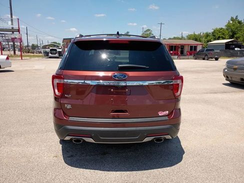 Used 2018 Ford Explorer XLT FWD image 4