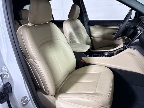 Used 2023 Jeep Grand Cherokee Limited image 12