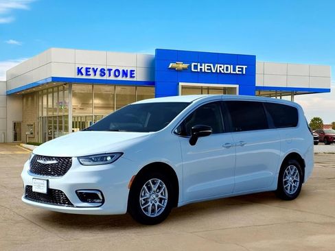 Used 2024 Chrysler Pacifica Touring-L FWD image 3