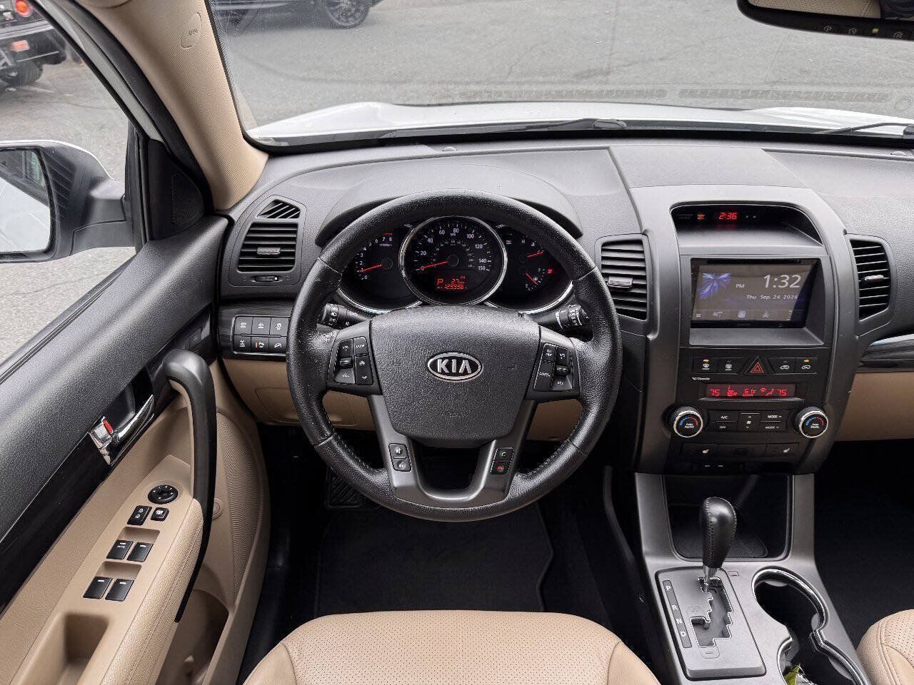 Used 2013 Kia Sorento EX AWD/4WD image 23