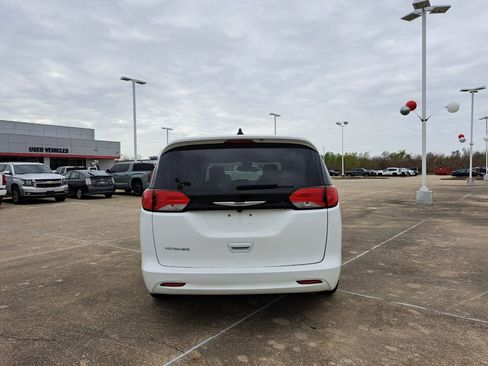 Used 2023 Chrysler Voyager LX image 6