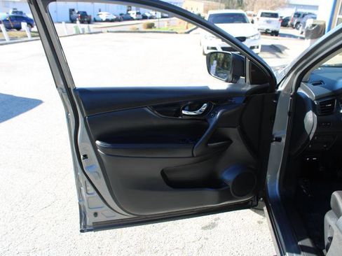 Used 2018 Nissan Rogue Sport SV w/ SV Technology Package image 17