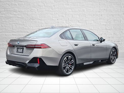 New 2026 BMW 550e xDrive w/ Executive Package image 4