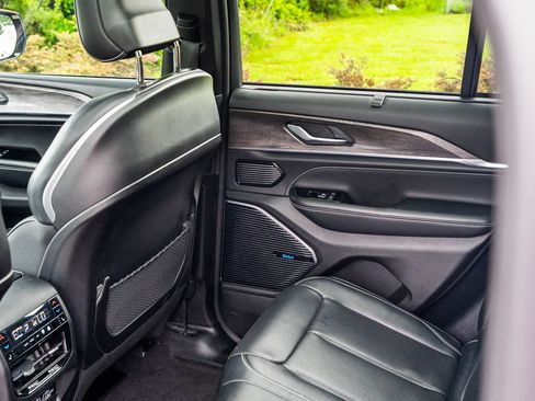 Used 2022 Jeep Grand Cherokee Overland w/ Luxury Tech Group IV AWD/4WD image 22