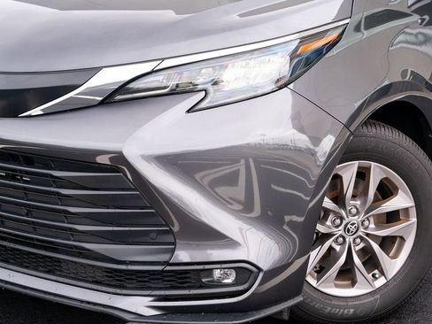 Used 2025 Toyota Sienna XLE FWD image 3