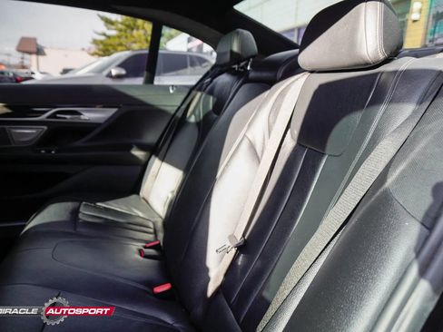 Used 2018 BMW 740i image 22