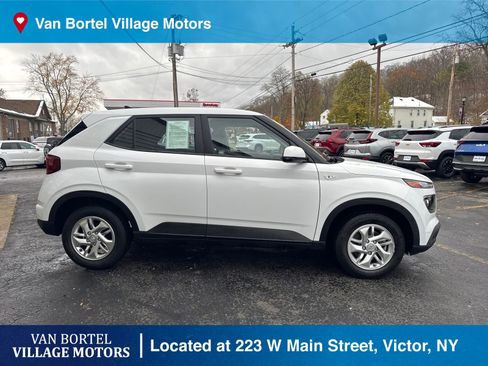 Used 2021 Hyundai Venue SE image 5