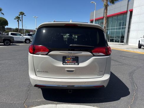 Used 2017 Chrysler Pacifica Limited w/ UConnect Theater Package FWD image 6