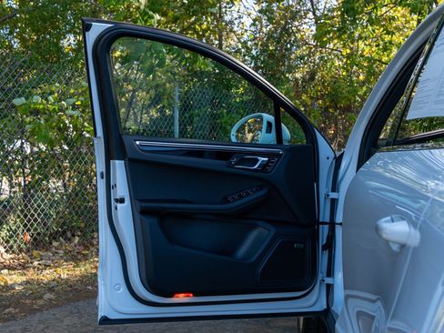 Certified 2025 Porsche Macan image 20