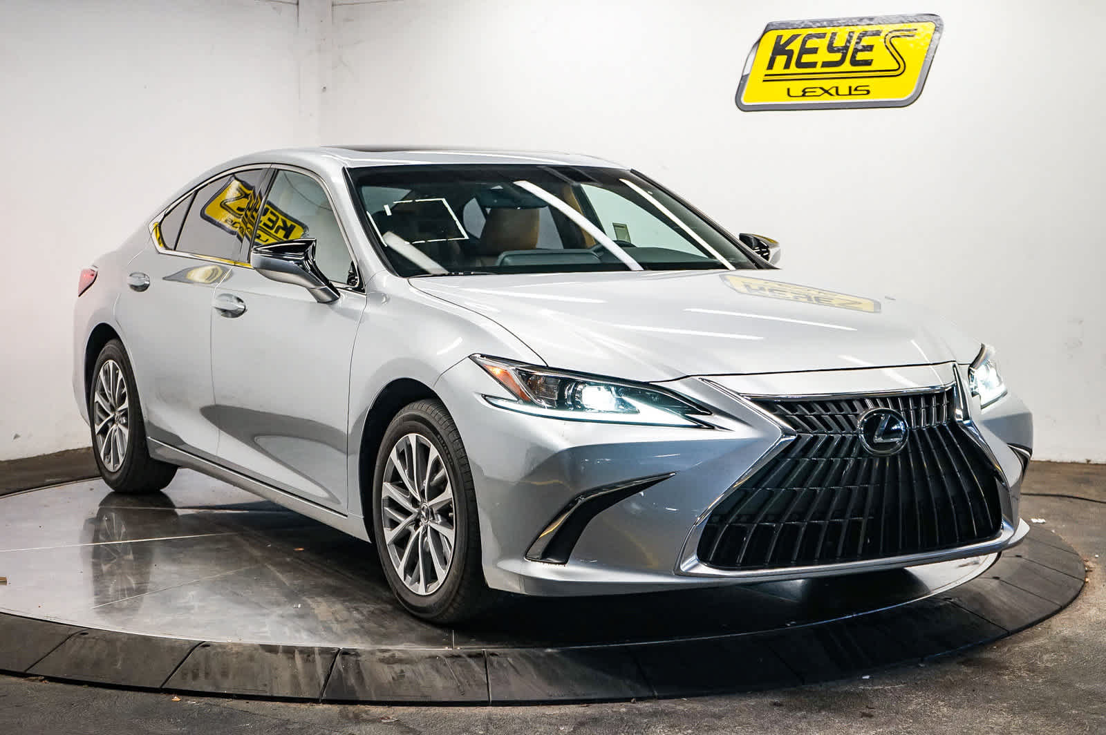 Used 2025 Lexus ES 350 w/ Accessory Package (Z2) FWD image 3