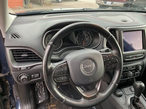 Used 2019 Jeep Cherokee Trailhawk w/ Cold Weather Group AWD/4WD image 9
