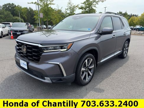 Certified 2024 Honda Pilot Touring image 3