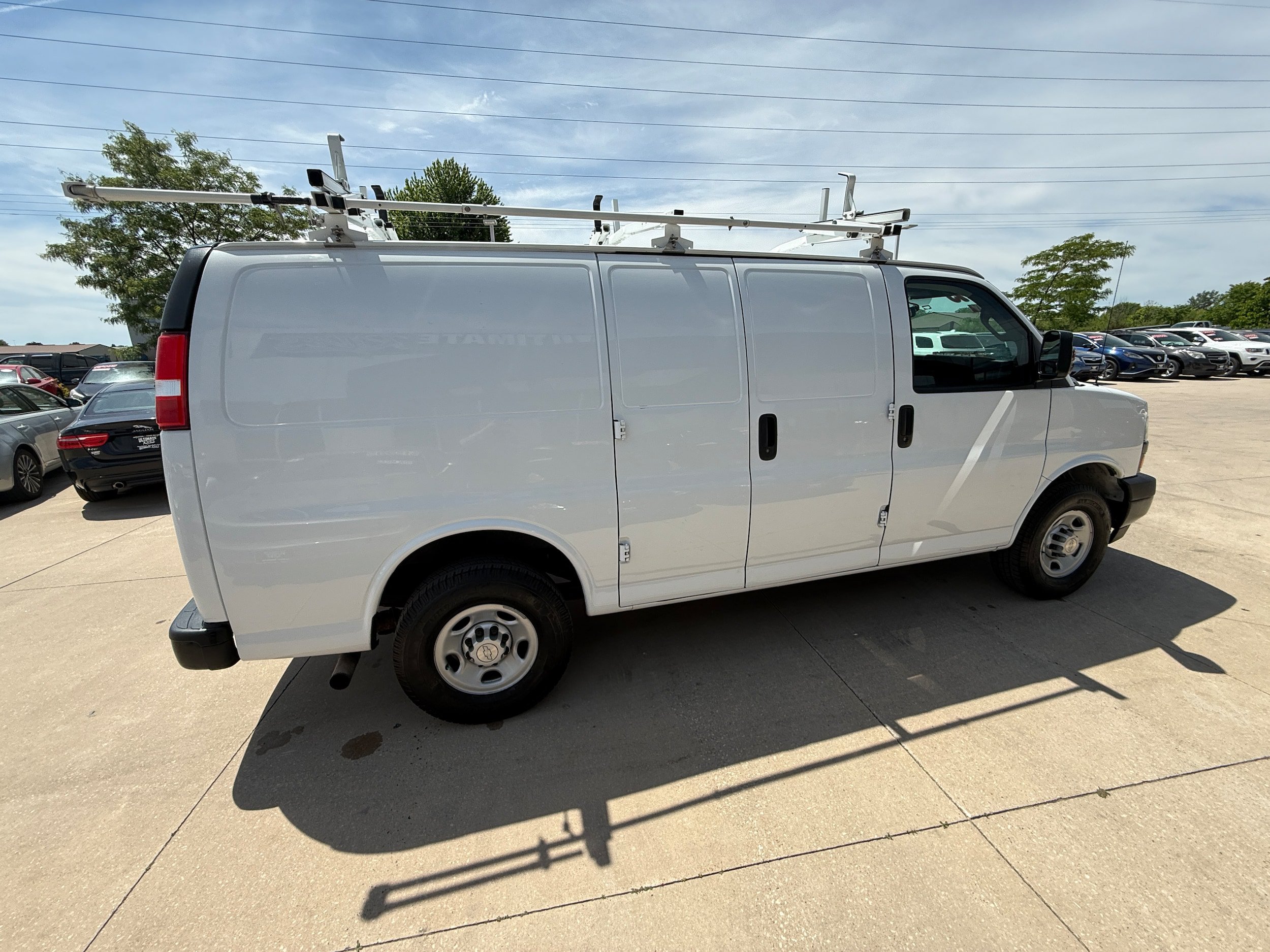 Used 2019 Chevrolet Express 3500 w/ Driver Convenience Package RWD image 4