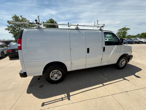 Used 2019 Chevrolet Express 3500 w/ Driver Convenience Package RWD image 4