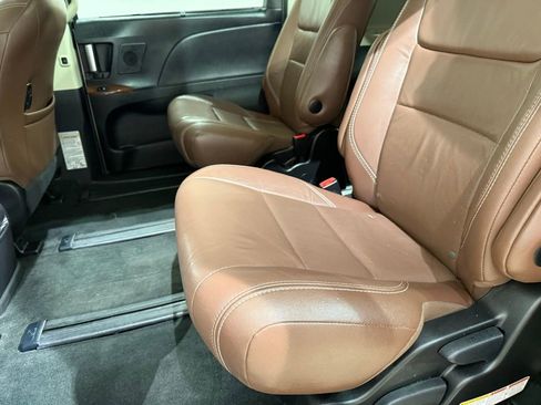 Used 2017 Toyota Sienna Limited Premium image 21