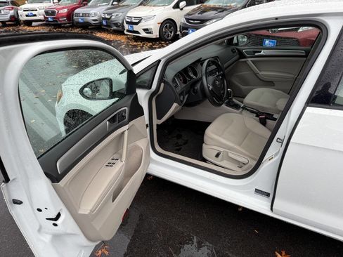 Used 2015 Volkswagen Golf S image 14